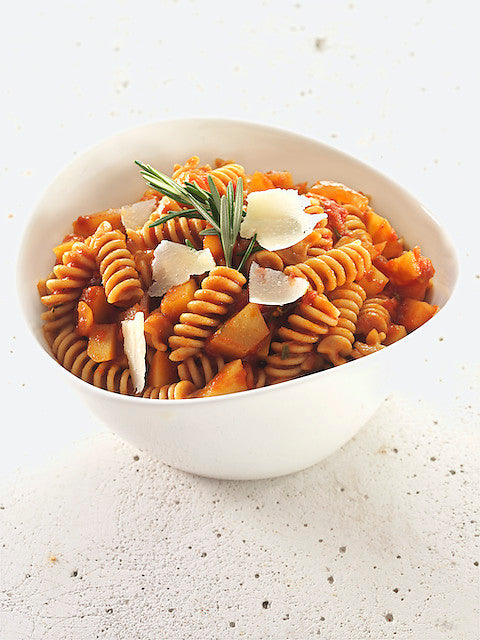 Fusilli de espelta integral com molho de tomate, cogumelos porcini e tupinambor